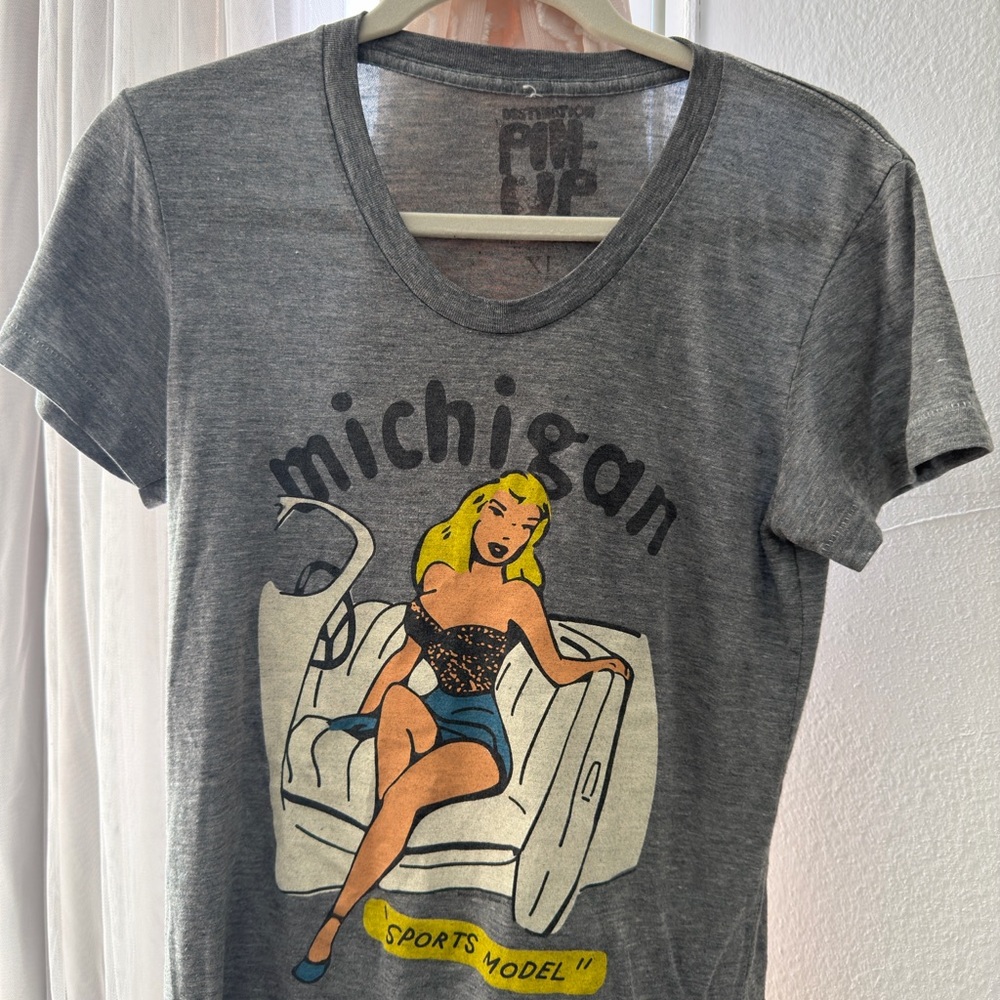 Preloved: Vintage Gray Tee with Michigan Logo, Sports Model pin up girl
